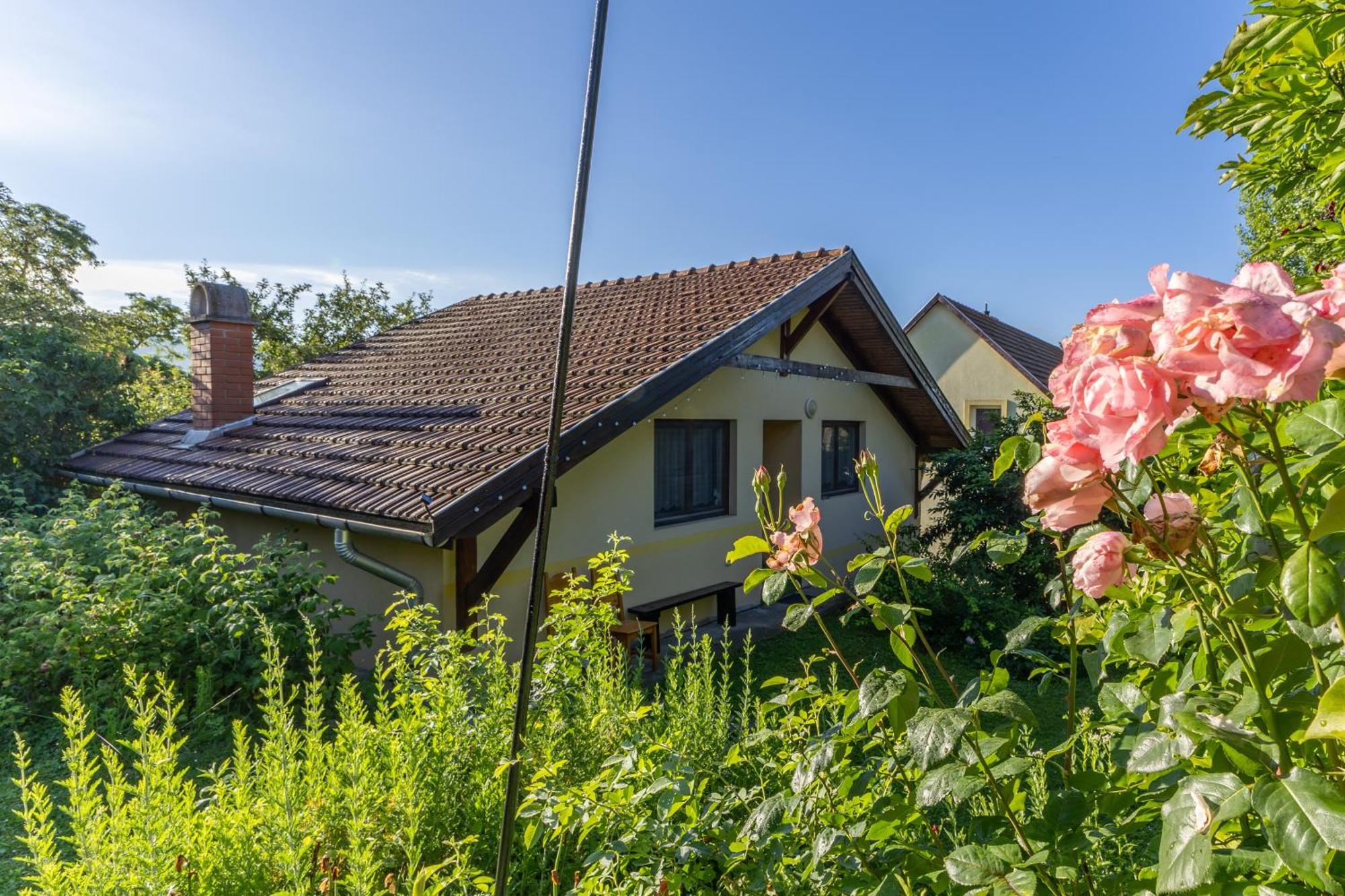 Kismokus Apartman Eger Exterior photo